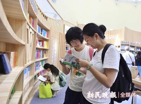书展 | 一年一度，爱书人又聚到了这里 参加上海书展是无法割舍的情结